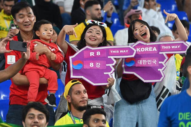 koreanische Fans,Fussballfans,Familie. Achtelfinale,Round of Sixteen,Spiel 54, Brasilien (BRA) - Suedkorea (KOR ) am 05.12.2022, Stadium 974 Fussball Weltmeisterschaft 20122 in Katar vom 20.11. - 18.12.2022 *** korean fans,football fans,family round of sixteen,round of sixteen,game 54,Brazil BRA South Korea KOR on 05 12 2022,stadium 974 football world cup 20122 in Qatar from 20 11 18 12 2022