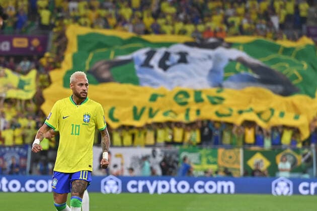 NEYMAR (BRA) vor einer Fahne der brasilianischen Fans,Fussballfans,die die Genesung ihres schwer erkrankten Idols PELE wuenschen Achtelfinale,Round of Sixteen,Spiel 54, Brasilien (BRA) - Suedkorea (KOR ) am 05.12.2022, Stadium 974 Fussball Weltmeisterschaft 20122 in Katar vom 20.11. - 18.12.2022 *** NEYMAR BRA in front of a flag of Brazilian fans,football fans wishing the recovery of their seriously ill idol PELE Round of 16,Round of Sixteen,Match 54, Brazil BRA South Korea KOR on 05 12 2022, Stadium 974 Football World Cup 20122 in Qatar from 20 11 18 12 2022
