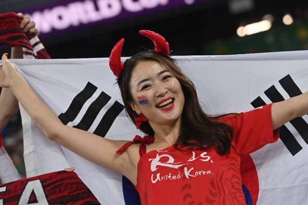 weiblicher koreanischer Fan,Fussballfan, Frau. Achtelfinale,Round of Sixteen,Spiel 54, Brasilien (BRA) - Suedkorea (KOR ) am 05.12.2022, Stadium 974 Fussball Weltmeisterschaft 20122 in Katar vom 20.11. - 18.12.2022 *** female korean fan,soccer fan,woman round of sixteen,game 54,Brazil BRA South Korea KOR on 05 12 2022,stadium 974 soccer world cup 20122 in Qatar from 20 11 18 12 2022