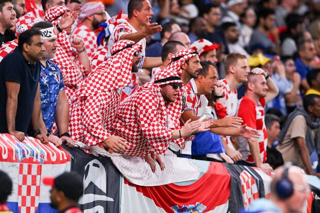 FUSSBALL WM 2022 Achtelfinale Japan - Kroatien 05.12.2022 Kroatische Fans im Scheichkostuem. *** FOOTBALL World Cup 2022 Round of 16 Japan Croatia 05 12 2022 Croatian fans in sheikh costume