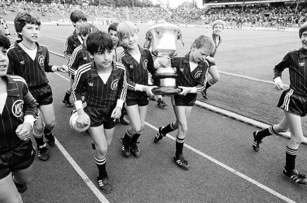 08.06.85 Karlsruher SC - VfB Stuttgart Deutschland, Karlsruhe, 08.06.1985, Fussball, Bundesliga, Karlsruher SC - VfB Stuttgart (1:1): Karlsruher SC Jugendspieler mit Pokal. *** 08 06 85 Karlsruher SC VfB Stuttgart Germany, Karlsruhe, 08 06 1985, football, Bundesliga, Karlsruher SC VfB Stuttgart 1 1 Karlsruher SC youth player with cup