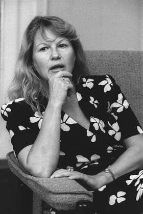 Dresden, Sachse, historisch, Sportler, Olympiasieger, Porträt Ingrid Gulbin in Interview- Gespräch-Situation, geb. Krämer), Olympiasiegerin im Wasserspringen: 1960 in Rom vom 3-Meter-Brett und 10-Meter-Turm sowie 1964 vom 3-Meter-Brett, 01.07.1992. *** Dresden, saxons, historical, Athlete, olympic champion, Portrait Ingrid Gulbin in Interview Conversation Situation, geb Krämer , Olympic Champion in Water jumping 1960 in Rome of 3 Metres Board and 10 Metres Tower and 1964 of 3 Metres Board, 01 07 1992 Copyright: xSZ MarionxGröningx