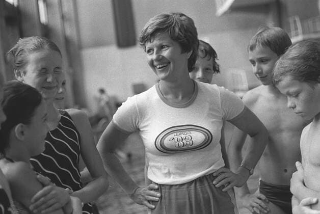 Sachsen, DDR, historisch, Olympia, Olympische Spiele: Dresden, Ingrid Gulbin Krämer Engel, Wasserspringen, Olympiasiegerin 1962 in Rom vom 3-m-Brett und vom Turm, 1964 in Tokio Olympia-Silber vom Turm, nach ihrer Karriere als Trainerin hier mit Nachwuchsspringern des SC Einheit Dresden, Juli 1983. *** Saxony, GDR, historical, Sports, olympics, Olympic Games Dresden, Ingrid Gulbin Krämer Angel, diving, Olympic Champion 1962 in Rome of 3 m Board and of Tower, 1964 in Tokyo Olympia Silver of Tower, After their Career as Trainer here with Young u0026 39;s Princesa displays the SC Unit Dresden, July 1983 Copyright: xSZ MarionxGröningx ! ACHTUNG Aufnahmedatum laut Beschriftung