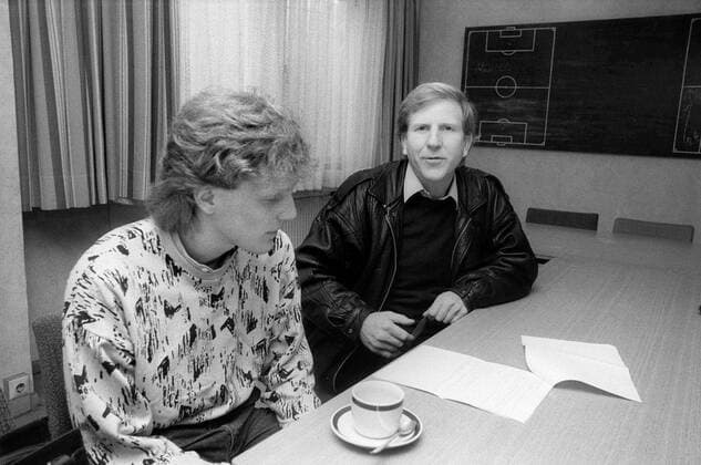 Dresden, historisch, Fußball, Dynamo Dresden, DDR-Oberliga, Saison 1987 88, Matthias Sammer und Vater Klaus Sammer als Spieler und Ex-Trainer - im Gespräch Interview am Tisch, Januar 1987. *** Dresden, historical, Soccer, Dynamo Dresden, GDR major league, Season 1987 88, Matthias Sammer and Father Klaus Sammer as Players and Ex team manager in Conversation Interview at Table, January 1987 Copyright: xSZ MarionxGröningx ! ACHTUNG Aufnahmedatum laut Beschriftung