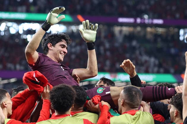 Bilder des Jahres 2022, Sport 12 Dezember Sport Bilder des Tages Morocco v Spain : FIFA World Cup, WM, Weltmeisterschaft, Fussball 06 December 2022, Doha - FIFA World Cup Qatar - Round of 16 - Morocco v Spain - Morocco goalkeeper Yassine Bounou is thrown in the air by his celebrating teammates - Photo: Charlotte Wilson Offside. Doha Qatar *** Marokko gegen Spanien FIFA Fussball-Weltmeisterschaft 06. Dezember 2022, Doha FIFA Fussball-Weltmeisterschaft Katar Achtelfinale Marokko gegen Spanien Marokkos Torhüter Yassine Bounou wird von seinen jubelnden Teamkollegen in die Luft geworfen Foto Charlotte Wilson Abseits Doha Katar  Copyright: xCharlottexWilsonx xOffsidexOffside