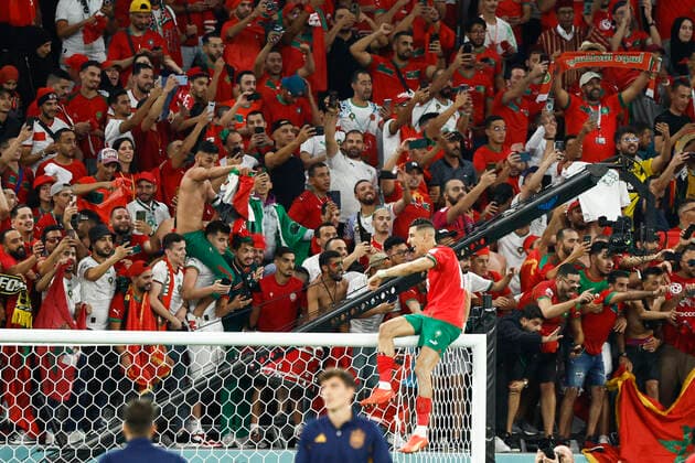 Morocco players celebrate with fans at the end the FIFA World Cup, WM, Weltmeisterschaft, Fussball round 16 soccer match between Morocco and Spain at Education City stadium in Rayyan, Qatar, 06 December 2022. World Cup 2022: Morocco vs. Spain !ACHTUNG: NUR REDAKTIONELLE NUTZUNG!  Copyright: xRodrigoxJiménezx GR2330 20221206-aeb45e1a44d493c9b4026c787632f4c8d9851440