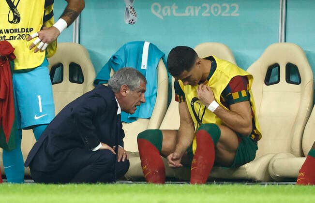 Portugal coach Fernando Santos (L) talks with Cristiano Ronaldo today, in a match of the round of 16 of the Qatar 2022 Soccer World Cup between Portugal and Switzerland at the Lusail stadium, Qatar 06 December 2022. Soccer World Cup 2022: Portugal - Switzerland !ACHTUNG: NUR REDAKTIONELLE NUTZUNG!  Copyright: xJoséxMendezx GR2604 20221206-78e97c64ab88e8b89a92367fe03570a077a9ce35