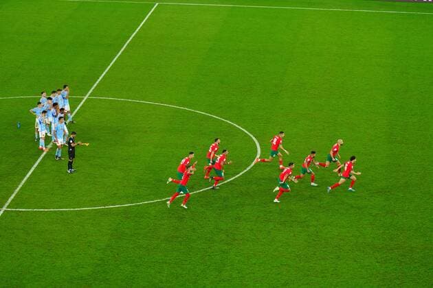 Sport Themen der Woche KW49 Sport Bilder des Tages Mandatory Credit: Photo by Javier Garcia Shutterstock (13651659do) Morocco celebrate as they win the penalty shoot out. Morocco v Spain, FIFA World Cup, WM, Weltmeisterschaft, Fussball 2022, Round of 16, Football, Education City Stadium, Doha, Qatar - 06 Dec 2022 Editorial Use Only Morocco v Spain, FIFA World Cup 2022, Round of 16, Football, Education City Stadium, Doha, Qatar - 06 Dec 2022 Editorial Use Only  Copyright: xJavierxGarcia Shutterstockx 13651659do