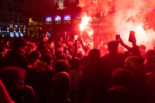 Moroccan fans celebrate in Madrid the victory at the Qatar 2022 Football World Cup December 6, 2022 - Madrid, Spain: Moroccan fans with flares celebrate in Madrid, Spain after their national team, Nationalteam beat Spain on penalties at the Qatar 2022 Football World Cup Madrid Madrid Spain Copyright: AlvaroxLaguna