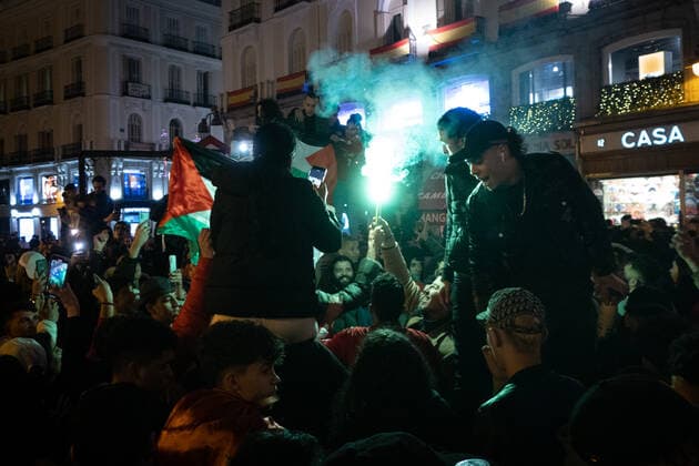 Moroccan fans celebrate in Madrid the victory at the Qatar 2022 Football World Cup December 6, 2022 - Madrid, Spain: Moroccan fans with flares celebrate in Madrid, Spain after their national team, Nationalteam beat Spain on penalties at the Qatar 2022 Football World Cup Madrid Madrid Spain Copyright: AlvaroxLaguna