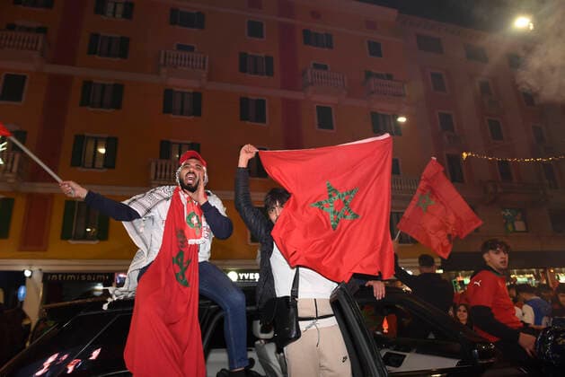 December 6, 2022, Milan, Italy: Morocco fans celebrate their national soccer team s victory against Spain on penalties, held in Doha, Qatar. For the first time in their history Morocco progresses to the quarter-finals in a soccer world cup Milan Italy - ZUMAs232 0196182801st Copyright: xErvinxShulkux