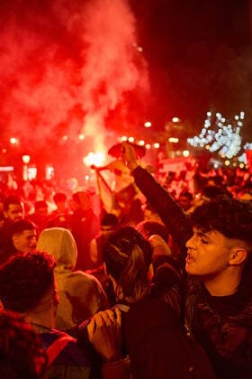 December 6, 2022, Barcelona, Catalonia, Spain: the large Moroccan population residing in Catalonia, goes out to celebrate the classification and defeat against Spain in the streets of the center of Barcelona Barcelona Spain - ZUMAr179 0196192450st Copyright: xEricxRenomx