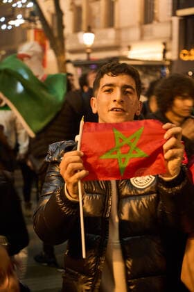 December 6, 2022, Barcelona, Catalonia, Spain: the large Moroccan population residing in Catalonia, goes out to celebrate the classification and defeat against Spain in the streets of the center of Barcelona Barcelona Spain - ZUMAr179 0196192451st Copyright: xEricxRenomx