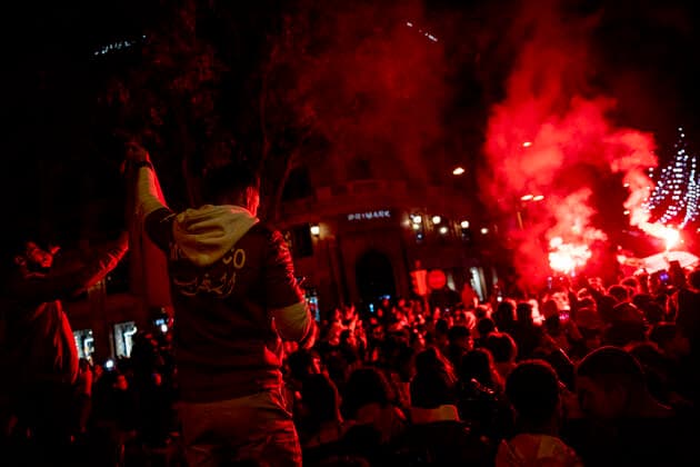 Celebration Of Morocco s Victory Against Spain In Barcelona Thousands of people take to the streets of Barcelona to celebrate the victory of the Moroccan national football team against Spain in the framework of the Qatar World Cup 2022. Fans have flown flags from Morocco and several Maghreb countries and lit flares and fireworks. In Barcelona, Catalonia, Spain on 6 December 2022. Barcelona Spain  Copyright: xAlbertxLlopx originalFilename:salame-celebrat221206_np7xi.jpg