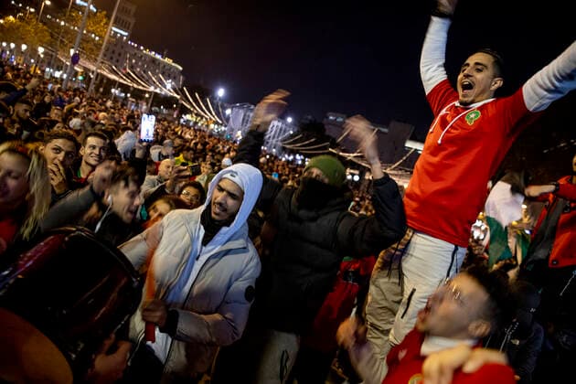 Celebration Of Morocco s Victory Against Spain In Barcelona Thousands of people take to the streets of Barcelona to celebrate the victory of the Moroccan national football team against Spain in the framework of the Qatar World Cup 2022. Fans have flown flags from Morocco and several Maghreb countries and lit flares and fireworks. In Barcelona, Catalonia, Spain on 6 December 2022. Barcelona Spain  Copyright: xAlbertxLlopx originalFilename:salame-celebrat221206_npbqm.jpg