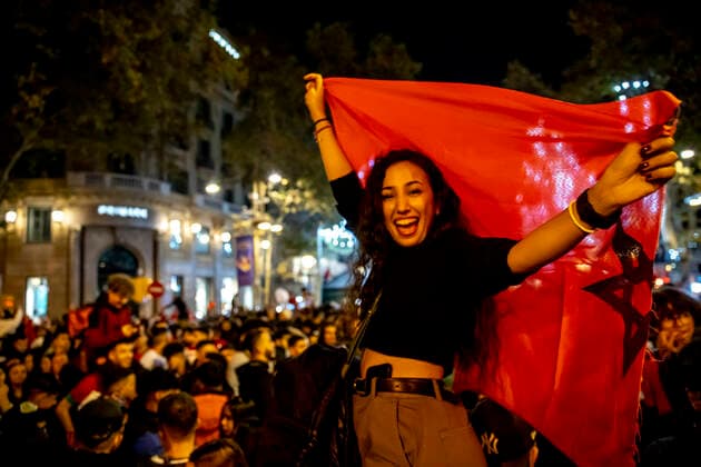 Celebration Of Morocco s Victory Against Spain In Barcelona Thousands of people take to the streets of Barcelona to celebrate the victory of the Moroccan national football team against Spain in the framework of the Qatar World Cup 2022. Fans have flown flags from Morocco and several Maghreb countries and lit flares and fireworks. In Barcelona, Catalonia, Spain on 6 December 2022. Barcelona Spain  Copyright: xAlbertxLlopx originalFilename:salame-celebrat221206_npsPG.jpg