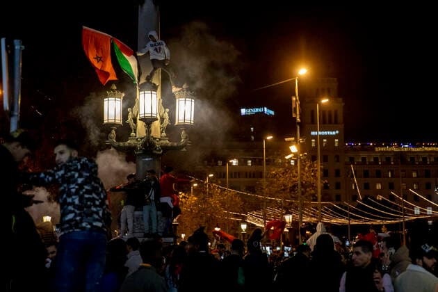 Celebration Of Morocco s Victory Against Spain In Barcelona Thousands of people take to the streets of Barcelona to celebrate the victory of the Moroccan national football team against Spain in the framework of the Qatar World Cup 2022. Fans have flown flags from Morocco and several Maghreb countries and lit flares and fireworks. In Barcelona, Catalonia, Spain on 6 December 2022. Barcelona Spain  Copyright: xAlbertxLlopx originalFilename:salame-celebrat221206_npa7z.jpg