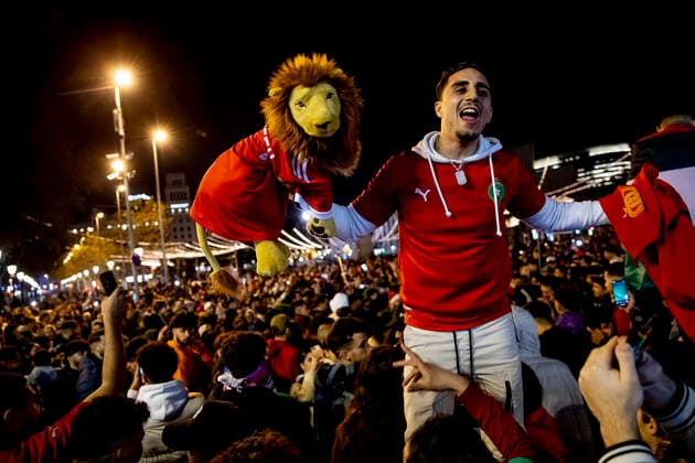 Celebration Of Morocco s Victory Against Spain In Barcelona Thousands of people take to the streets of Barcelona to celebrate the victory of the Moroccan national football team against Spain in the framework of the Qatar World Cup 2022. Fans have flown flags from Morocco and several Maghreb countries and lit flares and fireworks. In Barcelona, Catalonia, Spain on 6 December 2022. Barcelona Spain  Copyright: xAlbertxLlopx originalFilename:salame-celebrat221206_nplqm.jpg