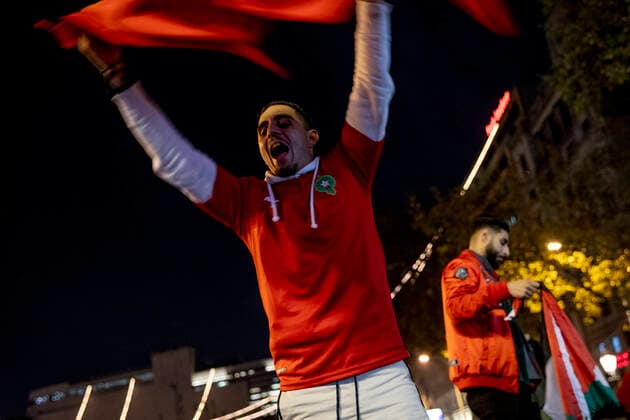 Celebration Of Morocco s Victory Against Spain In Barcelona Thousands of people take to the streets of Barcelona to celebrate the victory of the Moroccan national football team against Spain in the framework of the Qatar World Cup 2022. Fans have flown flags from Morocco and several Maghreb countries and lit flares and fireworks. In Barcelona, Catalonia, Spain on 6 December 2022. Barcelona Spain  Copyright: xAlbertxLlopx originalFilename:salame-celebrat221206_npZ9M.jpg