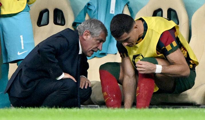 Football, men, 2022 23 season, World Cup in Qatar, Round of 16, Portugal Switzerland 6 1 at Lusail Iconic Stadium in Lusail, v l coach Fernando Santos Portugal , Cristiano Ronaldo Portugal on the bench, 06 12 2022, Copyright: xMatthiasxKochx