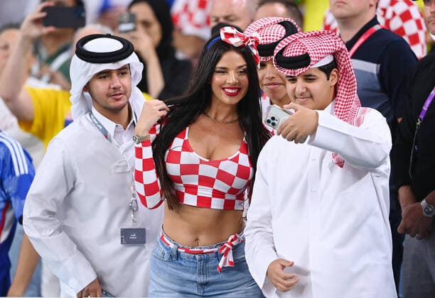 FUSSBALL WM 2022 Achtelfinale Japan - Kroatien 05.12.2022 Ex Miss Kroatien Ivana Knoell (Mitte) macht ein Selfie mit kanarischen Fans vor dem Spiel. *** FOOTBALL World Cup 2022 Round of 16 Japan Croatia 05 12 2022 Ex Miss Croatia Ivana Knoell center takes a selfie with Canary fans before the match