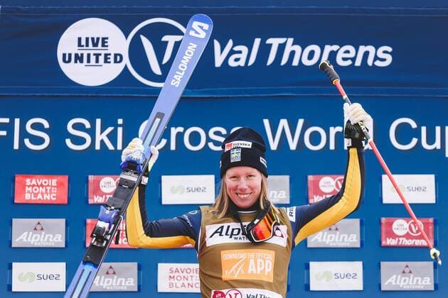 Bilder des Jahres 2022, Sport 12 Dezember Sport Bilder des Tages FREE STYLE - FIS SX WC Val Thorens VAL THORENS,FRANCE,08.DEC.22 - FREESTYLE SKIING - FIS World Cup, Ski Cross, ladies, men. Image shows the rejoicing of Sandra Naeslund (SWE).  GEPAxpictures xDanielxGoetzhaber