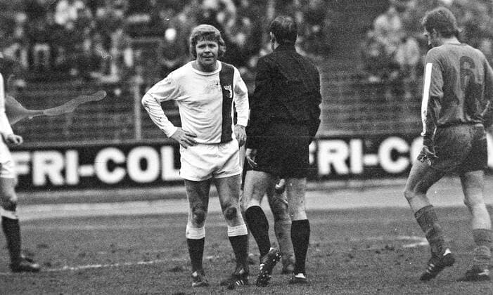 19.01.74 Stuttgarter Kickers - FC Augsburg Deutschland, Stuttgart, 19.01.1974, Fussball, Regionalliga Süd, Stuttgarter Kickers - FC Augsburg (4:1): v.l. Helmut Haller (FC Augsburg), Eberhard Schmoock (Schiedsrichter). *** 19 01 74 Stuttgarter Kickers FC Augsburg Germany, Stuttgart, 19 01 1974, Football, Regionalliga Süd, Stuttgarter Kickers FC Augsburg 4 1 v l Helmut Haller FC Augsburg , Eberhard Schmoock referee