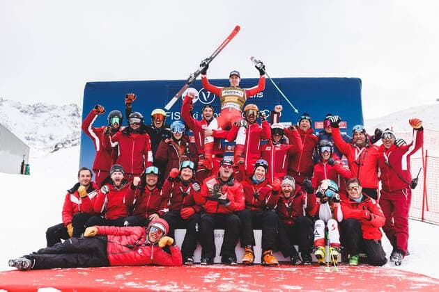 Bilder des Jahres 2022, Sport 12 Dezember Sport Bilder des Tages FREE STYLE - FIS SX WC Val Thorens VAL THORENS,FRANCE,08.DEC.22 - FREESTYLE SKIING - FIS World Cup, Ski Cross, ladies, men. Image shows the rejoicing of the Austrian team.  GEPAxpictures xDanielxGoetzhaber