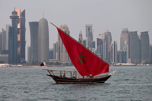 Fussball, Herren, Saison 2022 23, WM in Katar, Boote mit den Fahnen der Länder der Viertelfinalisten auf dem Pazifischen Ozean nahe des Ufers der Fanmeile in Doha Corniche, im Bild: Marokko, 07.12. 2022, *** Football, men, 2022 23 season, World Cup in Qatar, boats with the flags of the countries of the quarter-finalists on the Pacific Ocean near the shore of the fan mile in Doha Corniche, in the picture Morocco, 07 12 2022, Copyright: xMatthiasxKochx