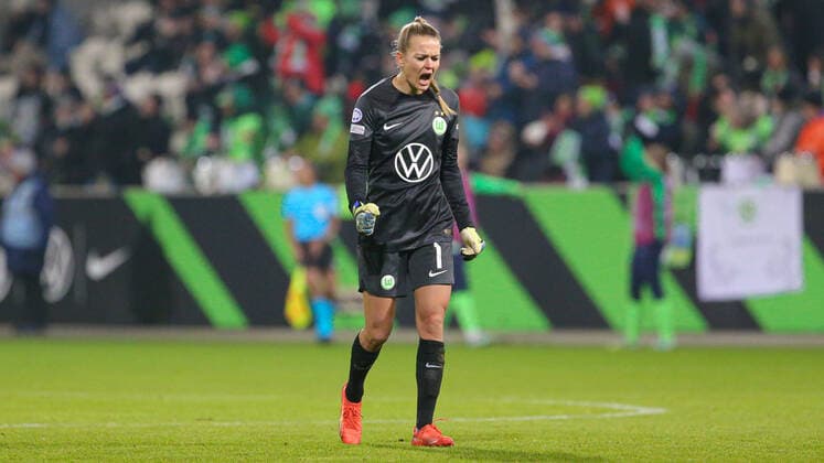 Merle Frohms goalkeeper, goalkeeper, VfL Wolfsburg, 1 with goal cheer, cheering, jubilant, optimistic, game scene, highlight, joy about the goal to 3 1, 08 12 2022, Wolfsburg Germany , football, UEFA Womens Champions League, VfL Wolfsburg AS Rome xobx