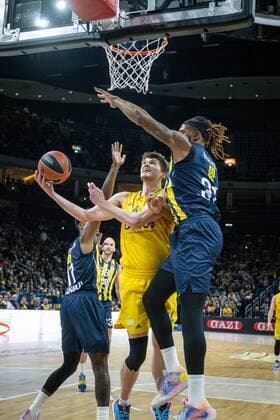 Sport Themen der Woche KW49 Basketball Berlin 08.12.2022 Saison 2022 2023 Euroleague Regular Season Alba Berlin - Fenerbahce Beko Istanbul Ben Lammers (Alba Berlin, No.44) Devin Booker (Fenerbahce, No.31) *** Basketball Berlin 08 12 2022 Season 2022 2023 Euroleague Regular Season Alba Berlin Fenerbahce Beko Istanbul Ben Lammers Alba Berlin, No 44 Devin Booker Fenerbahce, No 31