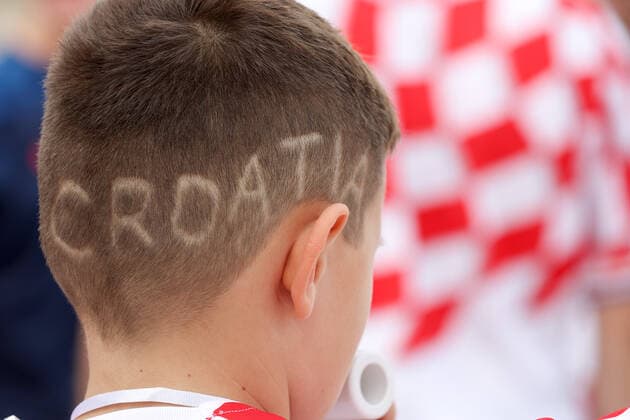 PXL_QATAR 2022 _Croatian fans Croatian fans with a 200m long flag on the beach in front of the Hilton Doha hotel for support the Croatia national team, Nationalteam before the Qatar World Cup quarter-final match in against Brazil, in Doha, Qatar, on December 9, 2022. IgorxKralj PIXSELL