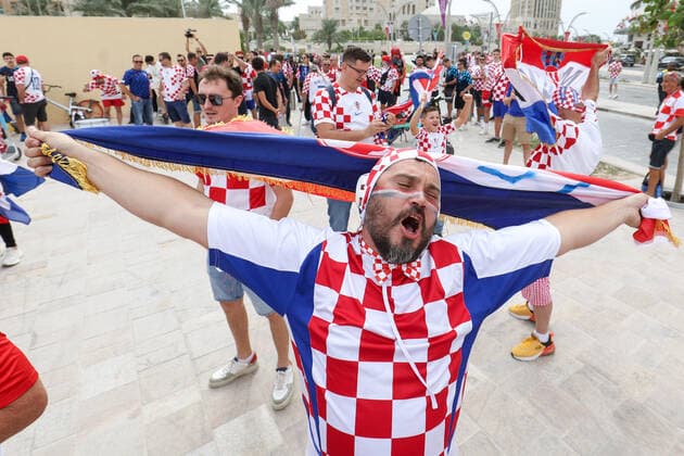 PXL_QATAR 2022 _Croatian fans Croatian fans with a 200m long flag on the beach in front of the Hilton Doha hotel for support the Croatia national team, Nationalteam before the Qatar World Cup quarter-final match in against Brazil, in Doha, Qatar, on December 9, 2022. IgorxKralj PIXSELL