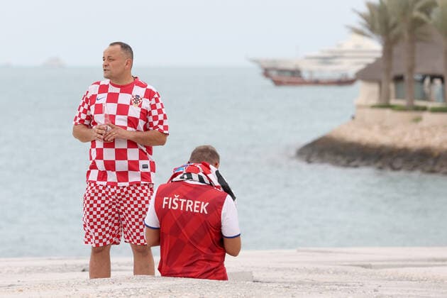 PXL_QATAR 2022 _Croatian fans Croatian fans with a 200m long flag on the beach in front of the Hilton Doha hotel for support the Croatia national team, Nationalteam before the Qatar World Cup quarter-final match in against Brazil, in Doha, Qatar, on December 9, 2022. IgorxKralj PIXSELL