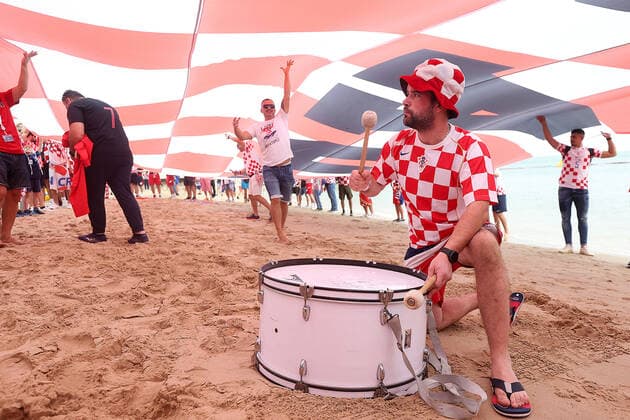 PXL_QATAR 2022 _Croatian fans Croatian fans with a 200m long flag on the beach in front of the Hilton Doha hotel for support the Croatia national team, Nationalteam before the Qatar World Cup quarter-final match in against Brazil, in Doha, Qatar, on December 9, 2022. GoranxStanzl PIXSELL
