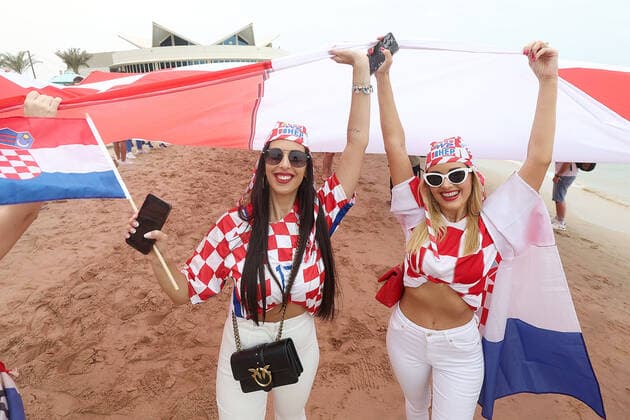 PXL_QATAR 2022 _Croatian fans Croatian fans with a 200m long flag on the beach in front of the Hilton Doha hotel for support the Croatia national team, Nationalteam before the Qatar World Cup quarter-final match in against Brazil, in Doha, Qatar, on December 9, 2022. GoranxStanzl PIXSELL