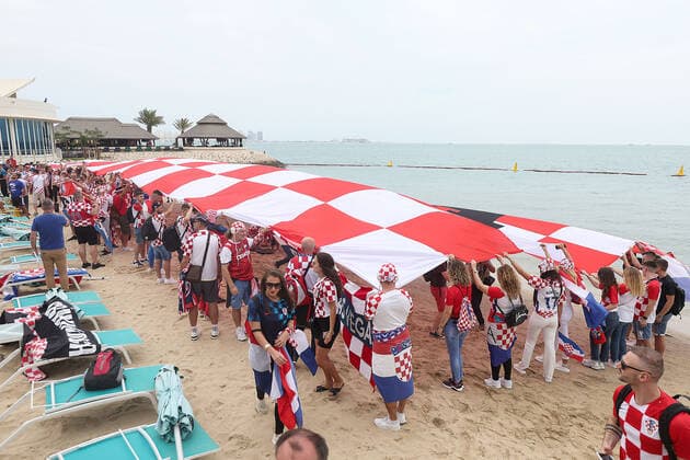 PXL_QATAR 2022 _Croatian fans Croatian fans with a 200m long flag on the beach in front of the Hilton Doha hotel for support the Croatia national team, Nationalteam before the Qatar World Cup quarter-final match in against Brazil, in Doha, Qatar, on December 9, 2022. GoranxStanzl PIXSELL