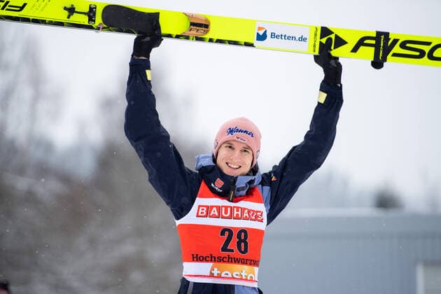 Bilder des Jahres 2022, Sport 12 Dezember Sport Bilder des Tages Karl Geiger (Deutschland) jubelt ueber Platz 3 auf dem Podium, GER, FIS Weltcup Skispringen Hochfirstschanze, Titisee-Neustadt, Qualifikation Herren, 09.12.2022, Saison 2022 2023 GER, FIS Weltcup Skispringen, Titisee-Neustadt, Qualifikation Herren, 09.12.2022, Saison 2022 2023 Titisee-Neustadt *** Karl Geiger Germany cheers over 3rd place on podium GER, FIS World Cup ski jumping high ridge hill, Titisee Neustadt, mens qualification, 09 12 2022, 2022 2023 season GER, FIS World Cup ski jumping, Titisee Neustadt, mens qualification, 09 12 2022, 2022 2023 Titisee Neustadt season Copyright: xEibner Memmlerx EP_MMR