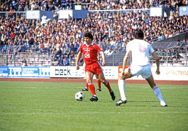 18.04.81 VfB Stuttgart - Bayer 04 Leverkusen Deutschland, Stuttgart, 18.04.1981, Fussball, Bundesliga, VfB Stuttgart - Bayer 04 Leverkusen (2:1): Walter Posner (Bayer 04 Leverkusen). *** 18 04 81 VfB Stuttgart Bayer 04 Leverkusen Germany, Stuttgart, 18 04 1981, Football, Bundesliga, VfB Stuttgart Bayer 04 Leverkusen 2 1 Walter Posner Bayer 04 Leverkusen