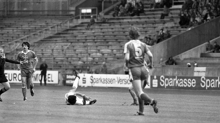 18.04.81 VfB Stuttgart - Bayer 04 Leverkusen Deutschland, Stuttgart, 18.04.1981, Fussball, Bundesliga, VfB Stuttgart - Bayer 04 Leverkusen (2:1): (VfB Stuttgart). *** 18 04 81 VfB Stuttgart Bayer 04 Leverkusen Germany, Stuttgart, 18 04 1981, football, Bundesliga, VfB Stuttgart Bayer 04 Leverkusen 2 1 VfB Stuttgart