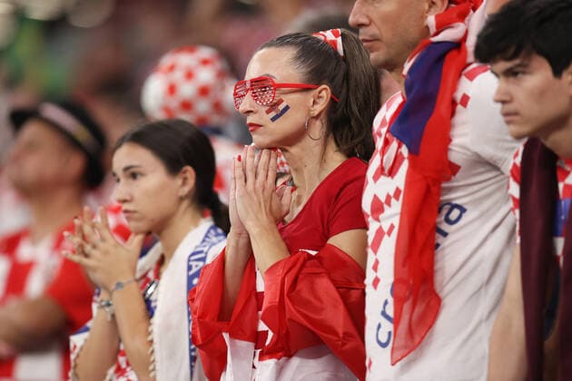 Croatia v Brazil : FIFA World Cup, WM, Weltmeisterschaft, Fussball 9 December 2022, Doha - FIFA World Cup Qatar 2022 - Quarter-Finals - Croatia v Brazil - Croatia fans watch on nervously - Photo: Charlotte Wilson Offside. Doha Qatar *** Kroatien gegen Brasilien FIFA Fussball-Weltmeisterschaft 9. Dezember 2022, Doha FIFA Fussball-Weltmeisterschaft Katar 2022 Viertelfinale Kroatien gegen Brasilien Die kroatischen Fans schauen nervös zu Foto Charlotte Wilson Abseits Doha Katar  Copyright: xCharlottexWilsonx xOffsidexOffside