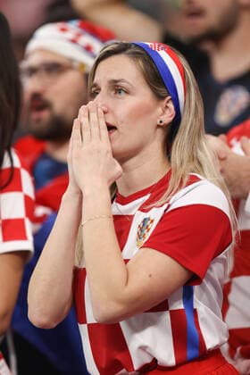 Croatia v Brazil : FIFA World Cup, WM, Weltmeisterschaft, Fussball 9 December 2022, Doha - FIFA World Cup Qatar 2022 - Quarter-Finals - Croatia v Brazil - Croatia fans look nervous - Photo: Charlotte Wilson Offside. Doha Qatar *** Kroatien gegen Brasilien FIFA Fussball-Weltmeisterschaft 9. Dezember 2022, Doha FIFA Fussball-Weltmeisterschaft Katar 2022 Viertelfinale Kroatien gegen Brasilien Kroatien-Fans wirken nervös Foto Charlotte Wilson Abseits Doha Katar  Copyright: xCharlottexWilsonx xOffsidexOffside