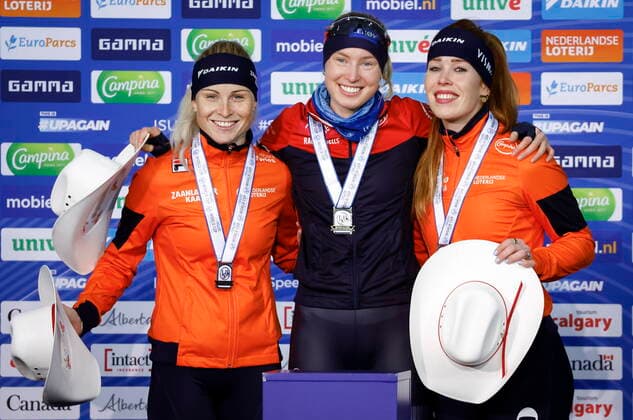 Bilder des Jahres 2022, Sport 12 Dezember Sport Bilder des Tages December 9, 2022, Calgary, AB, CANADA: Norway s Ragne Wiklund, centre, celebrates her victory with second place finisher Marijke Groenewoud, of the Netherlands, left, and third place finisher Antoinette Rijpma-de Jong, of the Netherlands, on the podium following the women s 3000-metre competition at the ISU World Cup Speed skating, Eisschnelllauf event in Calgary, Alta., Friday, Dec. 9, 2022. Antoinette Rijpma-de Jong, Marijke Groenewoud, Ragne Wiklund,  - ZUMAc35_ 20221209_zaf_c35_114 Copyright: xJeffxMcintoshx