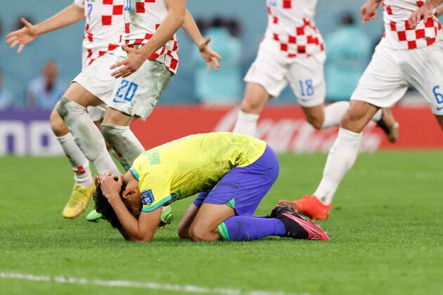 Bilder des Jahres 2022, Sport 12 Dezember Sport Bilder des Tages Marquinhos of Brazil reacts after missing a penalty during the FIFA World Cup, WM, Weltmeisterschaft, Fussball quarters finals soccer match between Croatia and Brazil at Education City stadium in Rayyan, Qatar, 09 December 2022. Soccer World Cup 2022: Croatia vs. Brazil !ACHTUNG: NUR REDAKTIONELLE NUTZUNG!  Copyright: xEstebanxBibax GR5472 20221210-6645acbca5c76efcb4dd62f5ce59807154bfa4b0