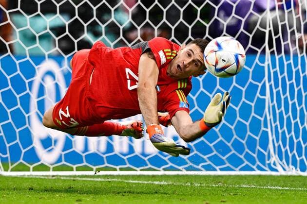Sport Themen der Woche KW49 RECORD DATE NOT STATED FIFA World Cup, WM, Weltmeisterschaft, Fussball Qatar 2022 Netherlands vs Argentina CF Emiliano Martinez of Argentina during the game Netherlands vs Argentina, corresponding to the Quarterfinal of the FIFA World Cup Qatar 2022, at Lusail Stadium, Lusail, Doha, on December 09, 2022. <br><br> Emiliano Martinez de Argentina durante el partido Paises Bajos (Holanda) vs Argentina, correspondiente a los cuartos de final de la Copa Mundial de la FIFA Catar 2022, en el Estadio Lusail, Lusail, Doha, el 09 de Diciembre de 2022 LUSAIL DOHA QATAR  Copyright: xJorgexMartinezx 20221209_7293