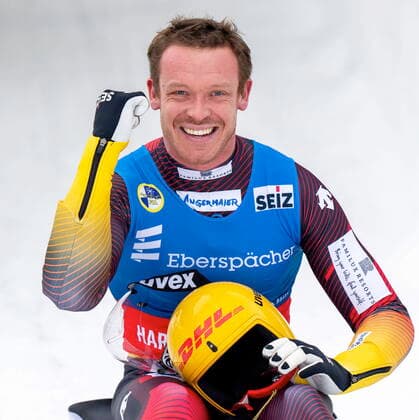 Bilder des Jahres 2022, Sport 12 Dezember Sport Bilder des Tages December 9, 2022, WHISTLER, B.C, CANADA: Felix Loch of Germany celebrates his first place finish during the Eberspacher Luge World Cup in Whistler, B.C. Friday, December 9, 2022. Canada News - December 9, 2022  - ZUMAc35_ 20221209_zaf_c35_131 Copyright: xJonathanxHaywardx