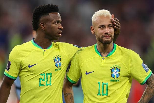 Croatia v Brazil : FIFA World Cup, WM, Weltmeisterschaft, Fussball 9 December 2022, Doha - FIFA World Cup Qatar 2022 - Quarter-Finals - Croatia v Brazil - A tearful Neymar of Brazil is comforted by Vinicius Junior after they lose on penalties - Photo: Charlotte Wilson Offside. Doha Qatar *** Kroatien gegen Brasilien FIFA Fussball-Weltmeisterschaft 9. Dezember 2022, Doha FIFA Fussball-Weltmeisterschaft Katar 2022 Viertelfinale Kroatien gegen Brasilien Der weinende Brasilianer Neymar wird nach der Niederlage im Elfmeterschießen von Vinicius Junior getröstet Foto Charlotte Wilson Abseits Doha Katar  Copyright: xCharlottexWilsonx xOffsidexOffside