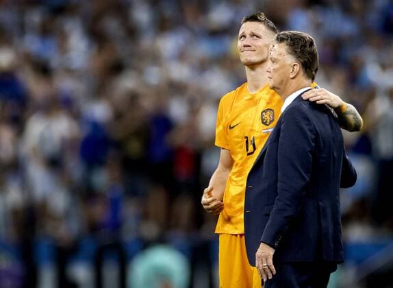 AL DAAYEN - (lr) Wout Weghorst of Holland and Holland coach Louis van Gaal after the FIFA World Cup, WM, Weltmeisterschaft, Fussball Qatar 2022 quarterfinal match between the Netherlands and Argentina at the Lusail Stadium on December 9, 2022 in Al Daayen, Qatar. ANP KOEN VAN WEEL FIFA World Cup Qatar 2022 2022 xVIxANPxSportx xxANPxIVx *** AL DAAYEN lr Wout Weghorst of Holland and Holland coach Louis van Gaal after the FIFA World Cup Qatar 2022 quarterfinal match between the Netherlands and Argentina at the Lusail Stadium on December 9, 2022 in Al Daayen, Qatar ANP KOEN VAN WEEL FIFA World Cup Qatar 2022 2022 xVIxANPxSportx xxANPxIVx 459178354 originalFilename: 459178354.jpg
