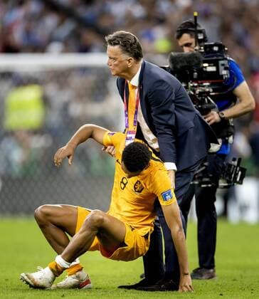 AL DAAYEN - (lr) Cody Gakpo of Holland and Holland coach Louis van Gaal after the FIFA World Cup, WM, Weltmeisterschaft, Fussball Qatar 2022 quarterfinal match between the Netherlands and Argentina at the Lusail Stadium on December 9, 2022 in Al Daayen, Qatar. ANP KOEN VAN WEEL FIFA World Cup Qatar 2022 2022 xVIxANPxSportx xxANPxIVx *** AL DAAYEN lr Cody Gakpo of Holland and Holland coach Louis van Gaal after the FIFA World Cup Qatar 2022 quarterfinal match between the Netherlands and Argentina at the Lusail Stadium on December 9, 2022 in Al Daayen, Qatar ANP KOEN VAN WEEL FIFA World Cup Qatar 2022 2022 xVIxANPxSportx xxANPxIVx 459178391 originalFilename: 459178391.jpg