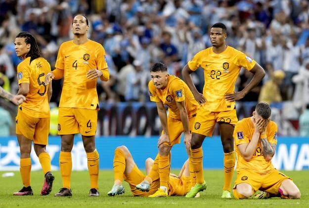 Sport Themen der Woche KW49 AL DAAYEN - (lr) Nathan Ake of Holland, Virgil van Dijk of Holland, Teun Koopmeiners of Holland, Steven Berghuis of Holland, Denzel Dumfries of Holland and Wout Weghorst of Holland after the FIFA World Cup, WM, Weltmeisterschaft, Fussball Qatar 2022 quarterfinal match between the Netherlands and Argentina at the Lusail Stadium on December 9, 2022 in Al Daayen, Qatar. ANP KOEN VAN WEEL FIFA World Cup Qatar 2022 2022 xVIxANPxSportx xxANPxIVx *** AL DAAYEN lr Nathan Ake of Holland, Virgil van Dijk of Holland, Teun Koopmeiners of Holland, Steven Berghuis of Holland, Denzel Dumfries of Holland and Wout Weghorst of Holland after the FIFA World Cup Qatar 2022 quarterfinal match between the Netherlands and Argentina at the Lusail Stadium on December 9, 2022 in Al Daayen, Qatar ANP KOEN VAN WEEL FIFA World Cup Qatar 2022 2022 xVIxANPxSportx xxANPxIVx 459178617 originalFilename: 459178617.jpg